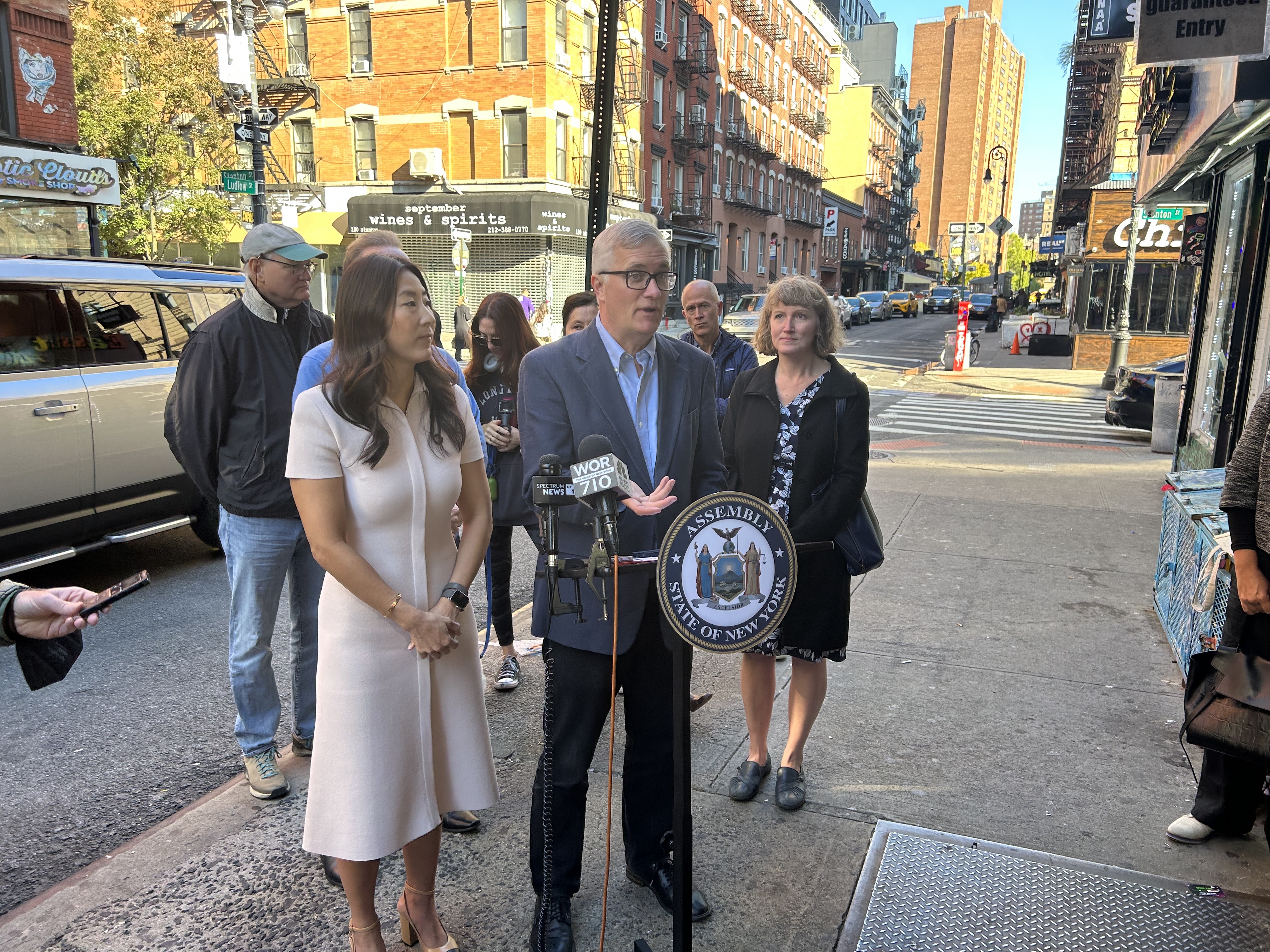 议员Grace Lee、参议员Brian Kavanagh和当地社区领导举行新闻发布会，解决下曼哈顿非法大麻店问题