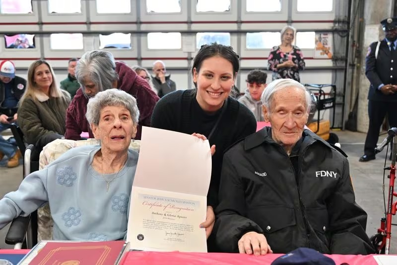 纽约消防局最资深退休消防员在史坦顿岛庆祝103岁生日，长寿秘诀：好妻子。