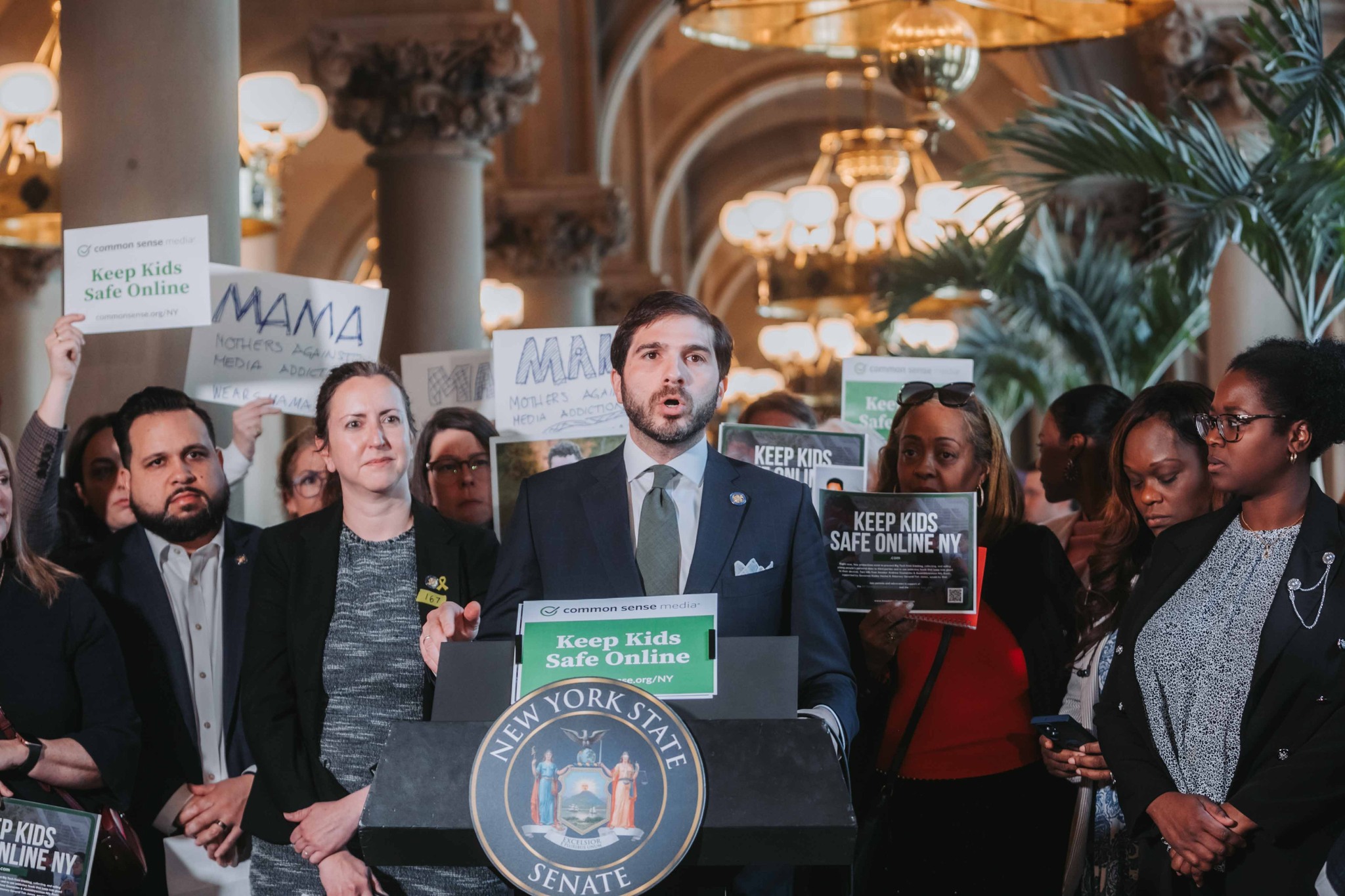 Sen. Gounardes Calls on NYC Schools to Follow Through with Smartphone Ban