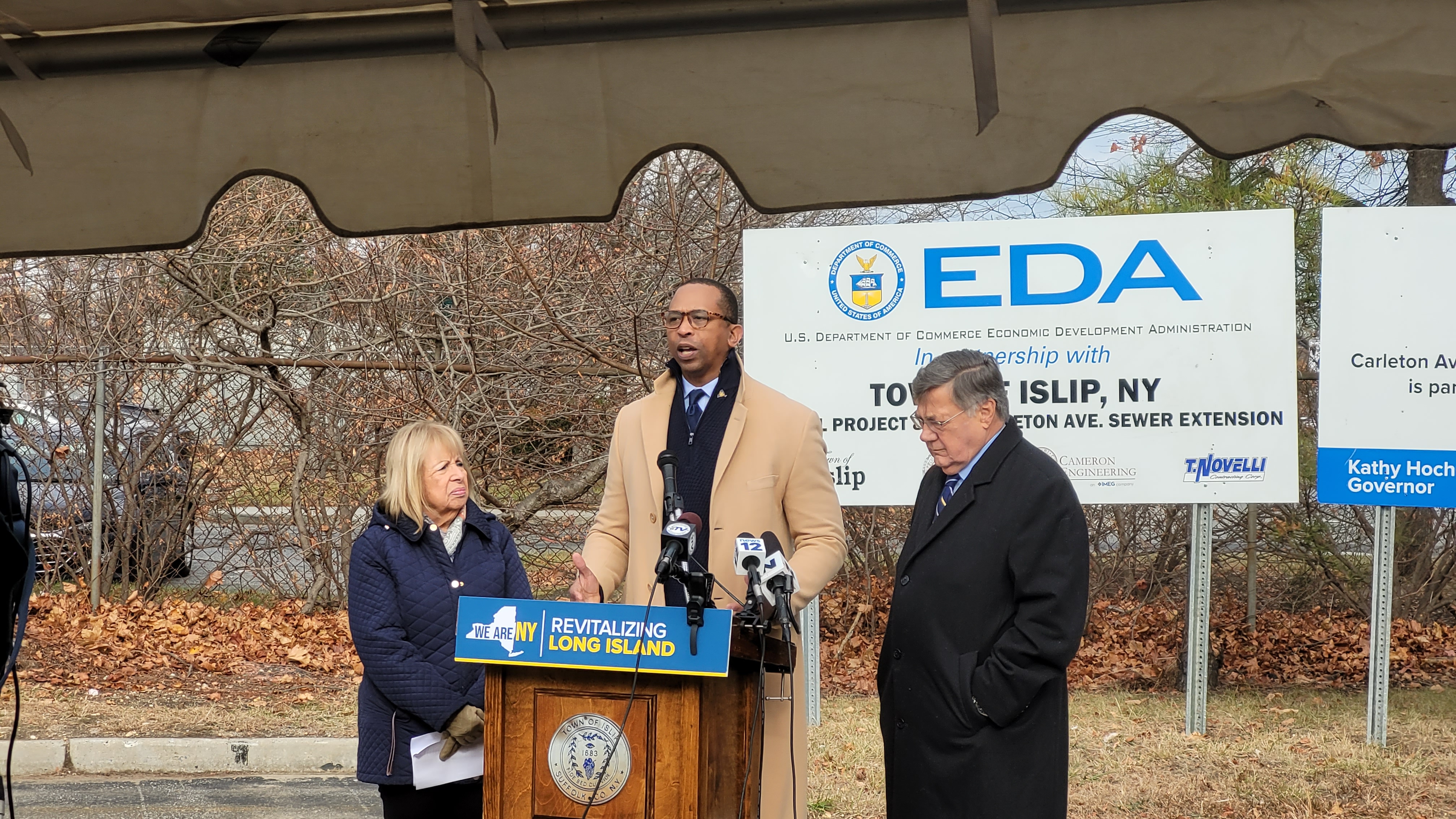 Durante una conferencia de prensa el pasado 3 de diciembre el Secretario de Estado de Nueva York, Walter T. Mosley (al centro), junto a la supervisora del Town de Islip, Angie Carpenter (a la izquierda) y el ejecutivo del condado de Suffolk, Edward P. Romaine (a la derecha) anunció la finalización del proyecto de expansión del alcantarillado en la Carleton Avenue.