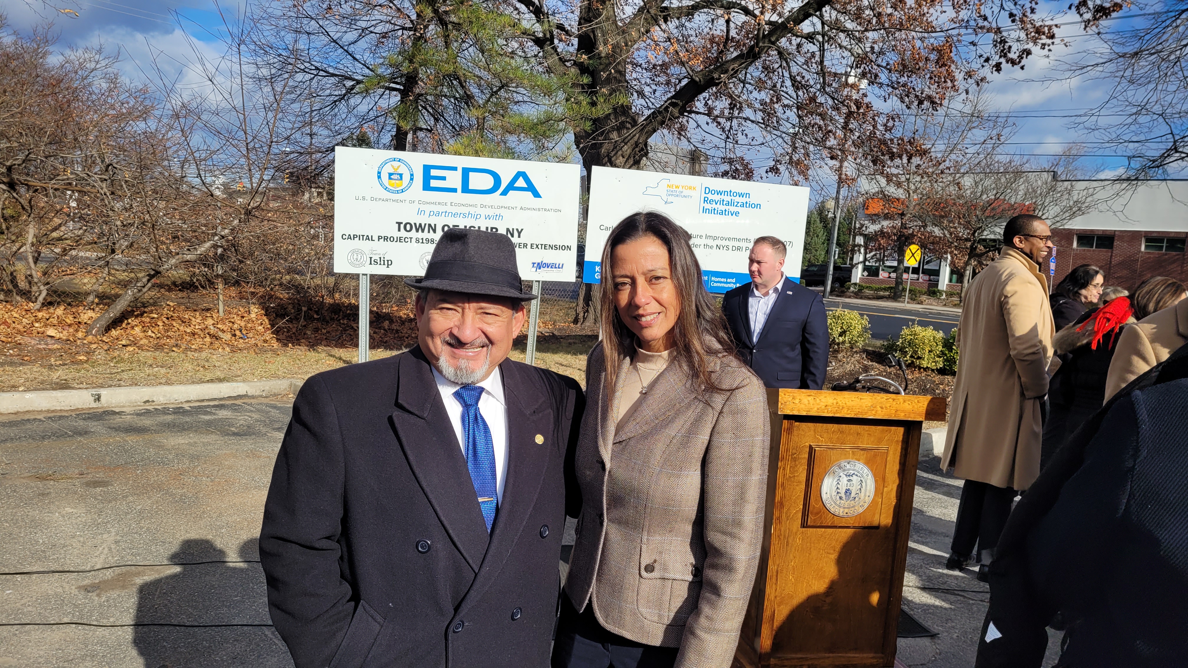 Pie de foto (de izquierda a derecha): Durante una conferencia de prensa realizada el  pasado 3 de diciembre, el concejal del Town de Islip, Jorge Guadrón y la senadora del estado de Nueva York, Mónica R. Martínez, anunciaron la finalización del proyecto de expansión del alcantarillado sobre la Carleton Avenue