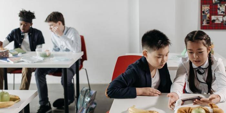 Children eating lunch at school