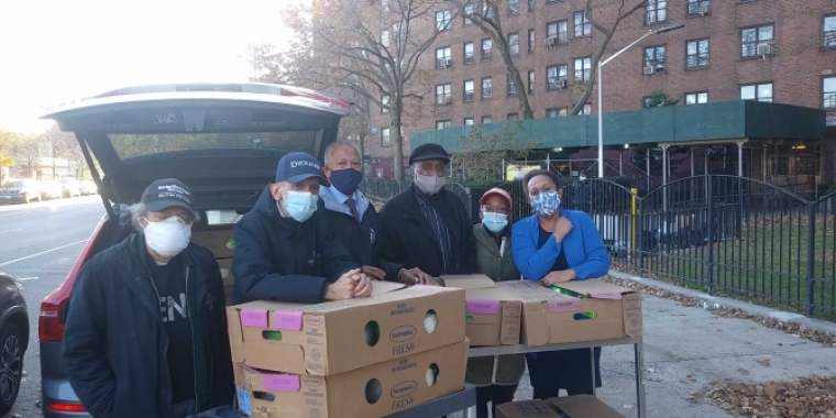 My Chief of Staff Johanna Garcia and I gave turkeys to constituents in need at NYCHA developments, 3333 Broadway, parent associations, and more! Mi jefa de personal Johanna García y yo regalamos pavos a los residentes necesitados en los edificios de NYCHA, a 3333 Broadway, a asociaciones de padres, y a más!