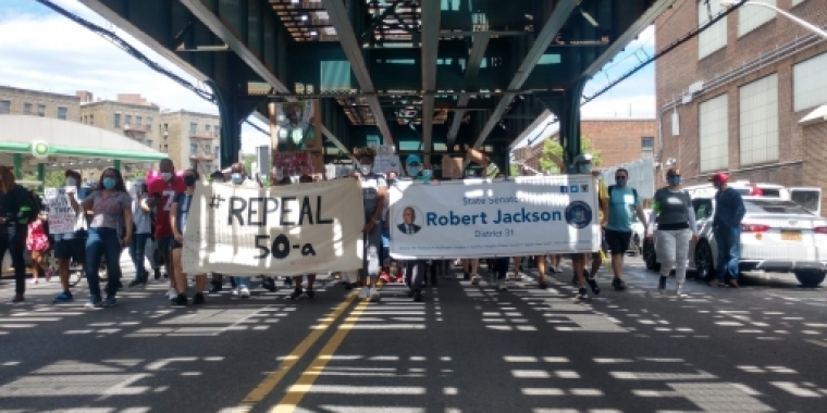 Senator Jackson led a 2,500-person march on June 7 to repeal 50-a, the statute that shielded police misconduct from public accountability. El Senador organizó y lideró una marcha de más de 2,500 personas el 7 de junio en apoyo de derogar 50-a, la ley que prevenía responsabilidad pública para mala conducta.