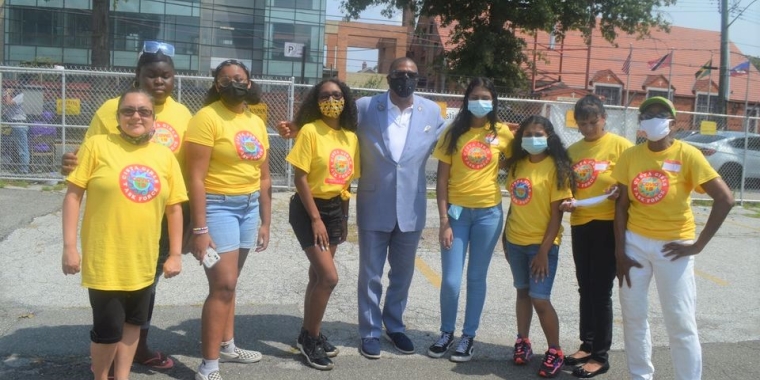 Senator Sanders, center, thanks Cista Girls for volunteering to help distribute supplies at the event.