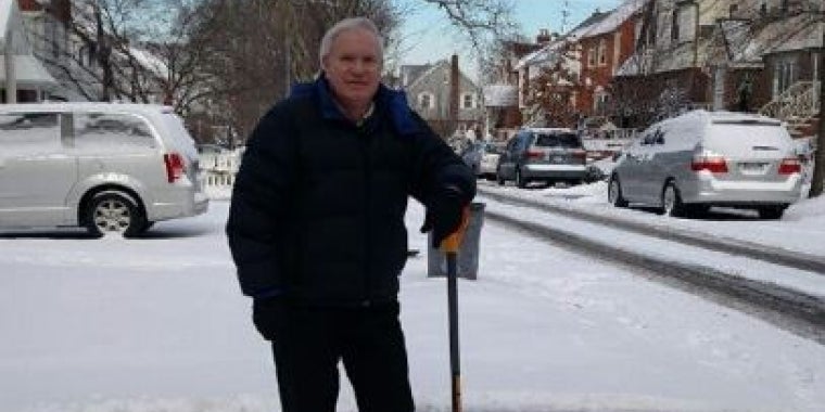 Senator Avella Helps Seniors in the Community